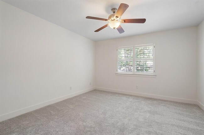 Building Photo - 14 Long Springs Pl