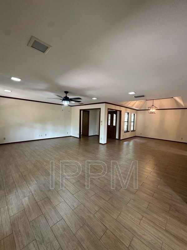 Building Photo - 125 El Cielo Cir