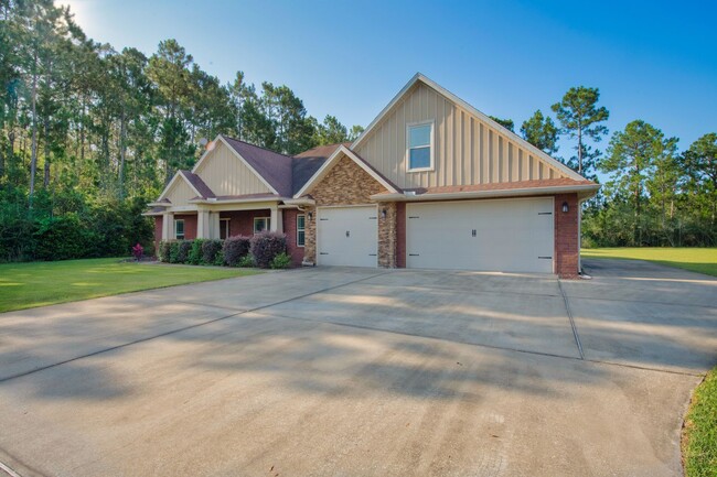 Building Photo - Stunning Craftsman Home by the Golf Course