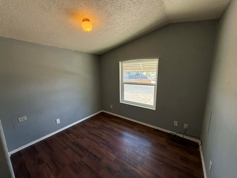 Building Photo - 2640 S Cottonwood Ln