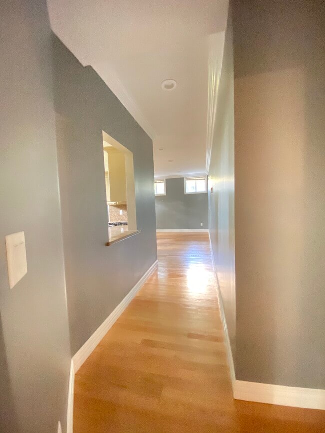 Building Photo - 152 S Peck Dr