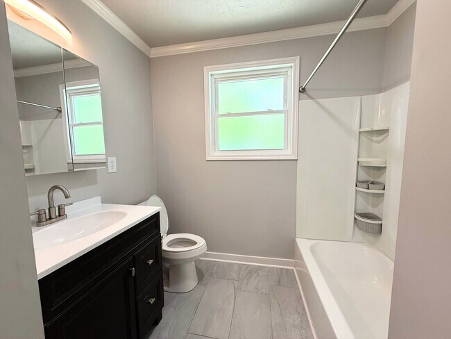 Building Photo - 202 Mayflower St