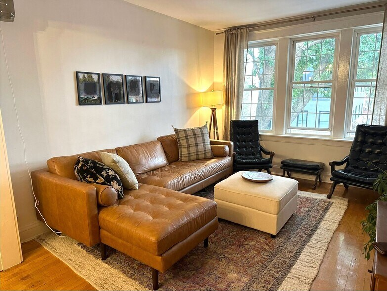 Building Photo - 2333 S Hoyne Ave