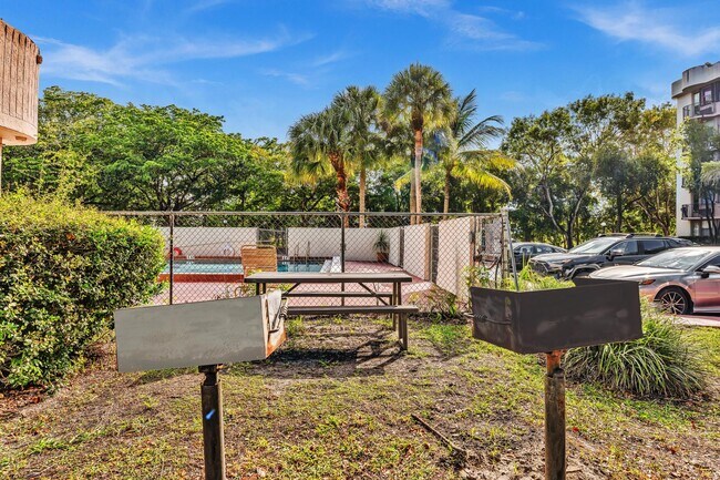 Building Photo - 2701 Riverside Dr