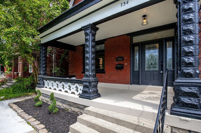 Building Photo - 734 E 10th St
