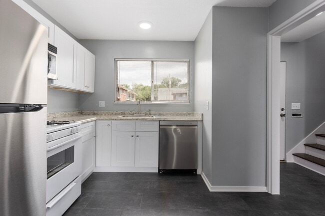 Building Photo - 421 W 87 Pl