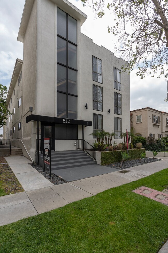 Building Photo - 212 S Arnaz Dr