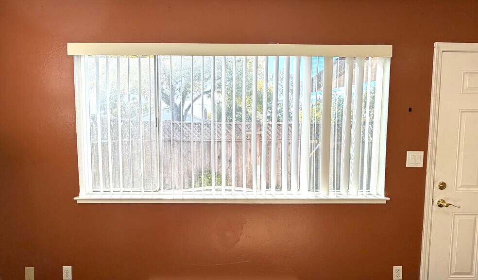 Lots of natural light - 1586 Albatross Dr
