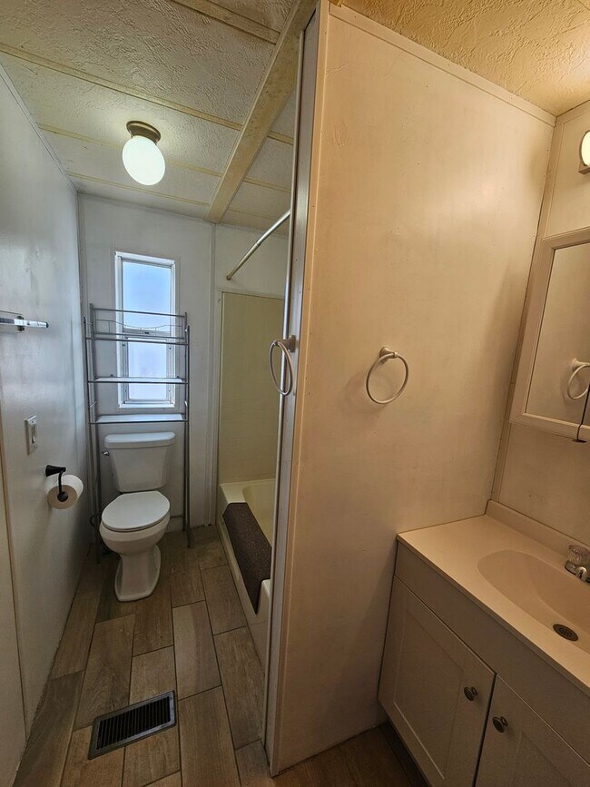 Building Photo - Large 3 bed/2 bath manufactured home in de...