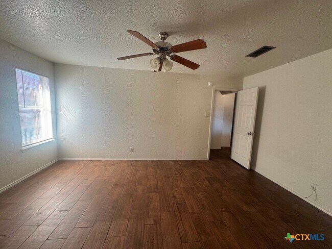 Building Photo - 3804 Captain Dr