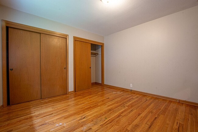 Building Photo - 2 Bedroom / 1 Bath Duplex with Washer/Dryer
