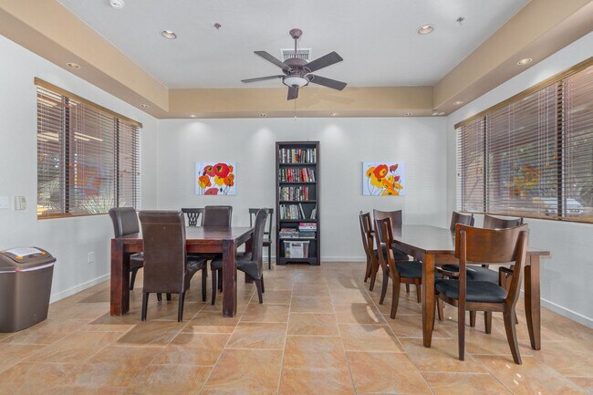 Building Photo - Beautiful Scottsdale townhome with perfect...