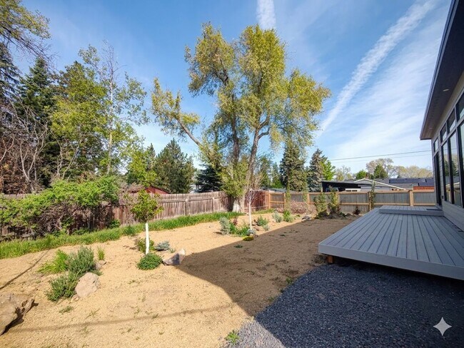 Building Photo - Fully Fenced Private Single-Level 2x2 Retreat in Bend with Bonus Office Nook!
