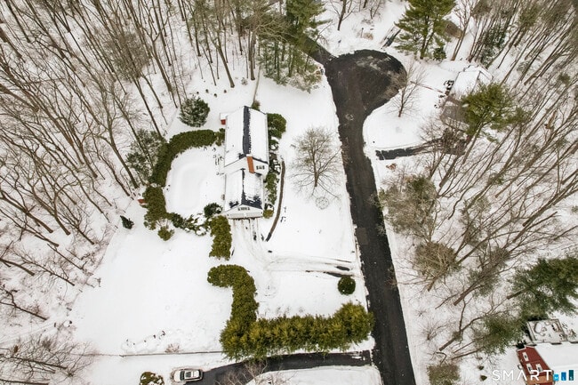 Building Photo - 10 Candlewood Ln