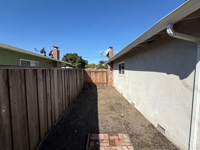 Building Photo - Fully Renovated 3-Bedroom Single Family Home in Rodeo