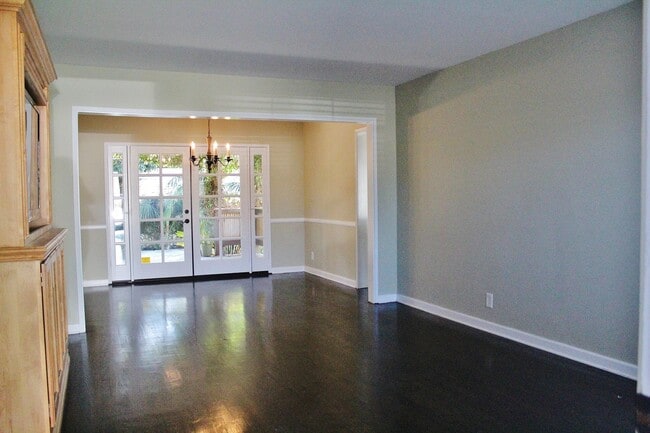 Building Photo - 3170 Strathmore Dr