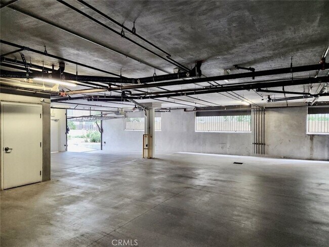 Building Photo - Spacious 2BR Condo in Los Angeles