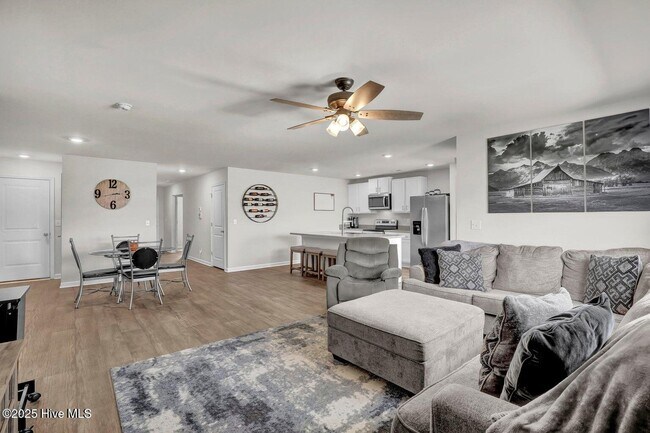Building Photo - 519 Birdsong Dr