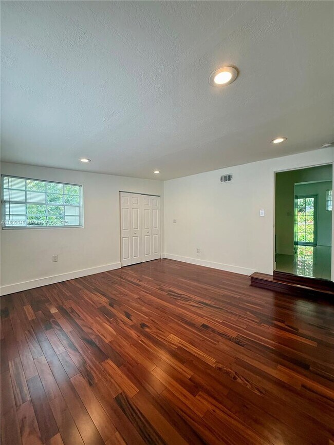 Building Photo - 4456 SW 10th St