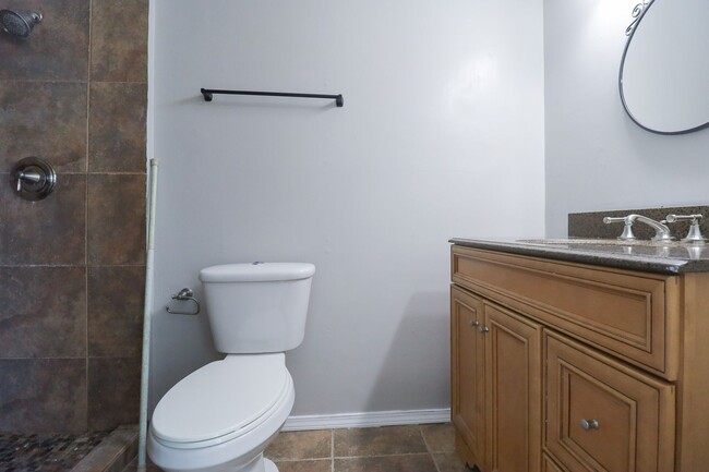 Building Photo - 4 Bedroom Home Available For Immediate Mov...