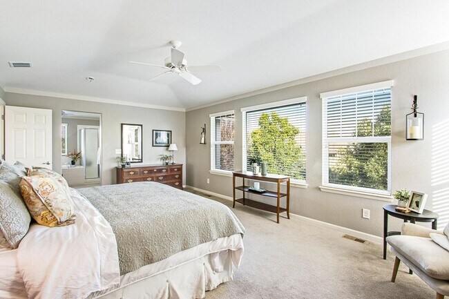 Building Photo - Spacious 4 Bed, 3 Bath House in Johnstown!