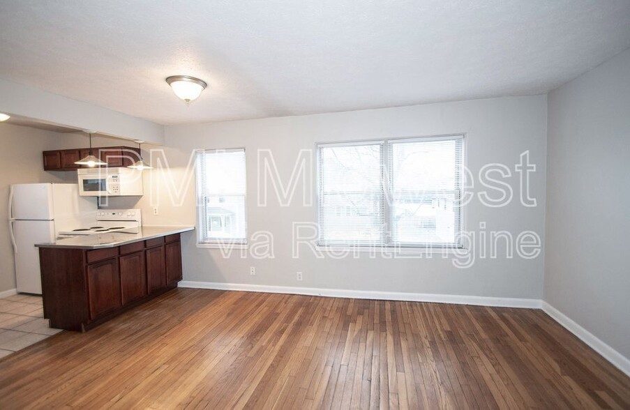 Building Photo - 146 E 19th St