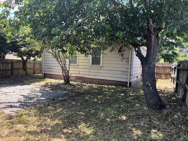 Building Photo - Pet-friendly home with hardwood floors and...