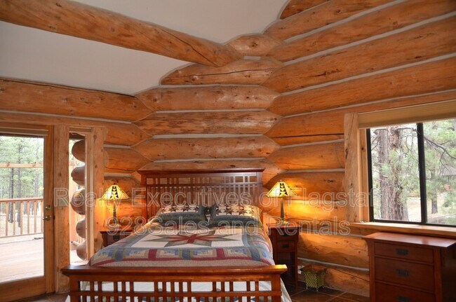 Building Photo - 1500 E Iris Trail