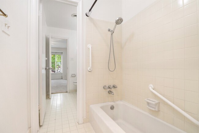 Building Photo - 6332 Chevy Chase Dr