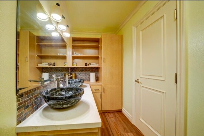 Building Photo - 1377 Knoll Rd