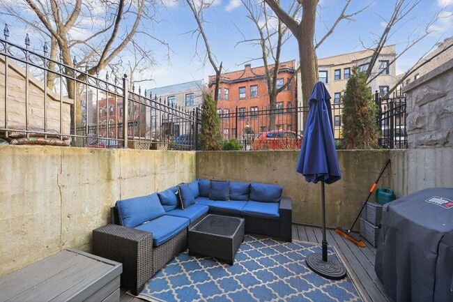 Building Photo - 724 W Briar Pl