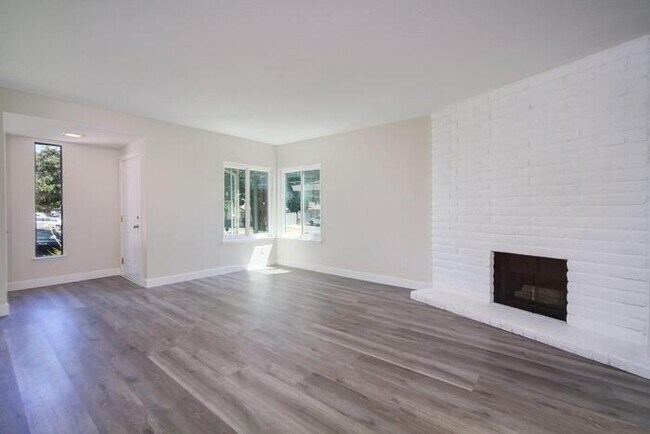 Building Photo - Beautiful fully remodeled 3-bedroom 2 bath...
