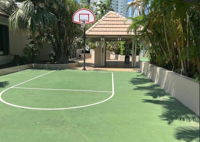 Building Photo - 520 Brickell Key Dr