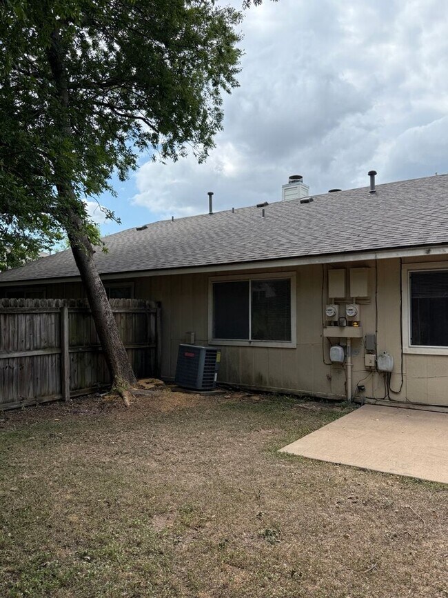 Building Photo - Annettes -2310 Fuzz Fairway, Austin, TX 78...