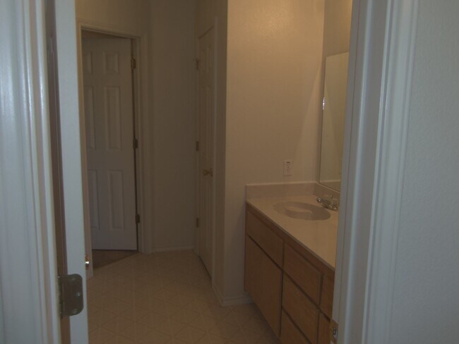 Building Photo - 4 Bedroom 2 Bath