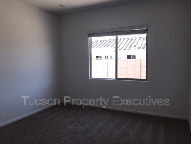 Building Photo - 10918 W Yates Ln