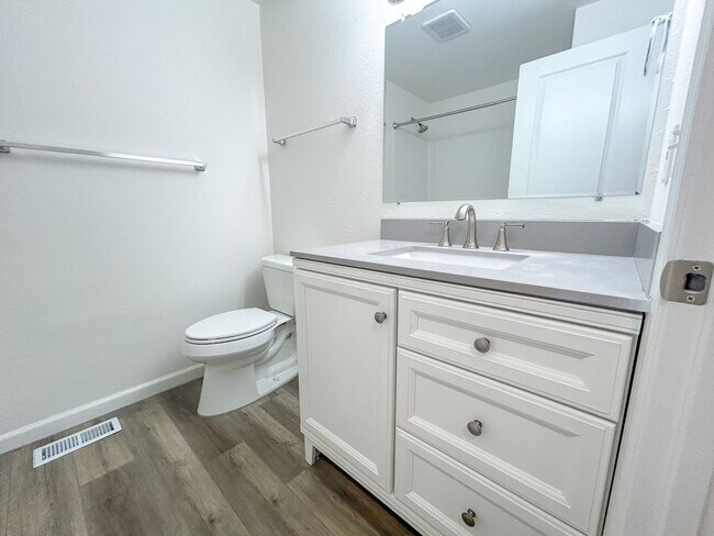 Building Photo - 1488 Warbler Dr SE