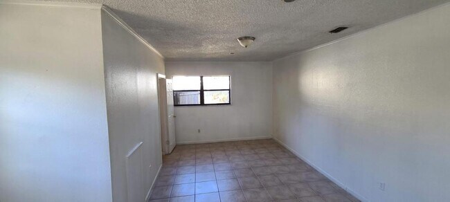 Building Photo - 2027 BENTLEY ST