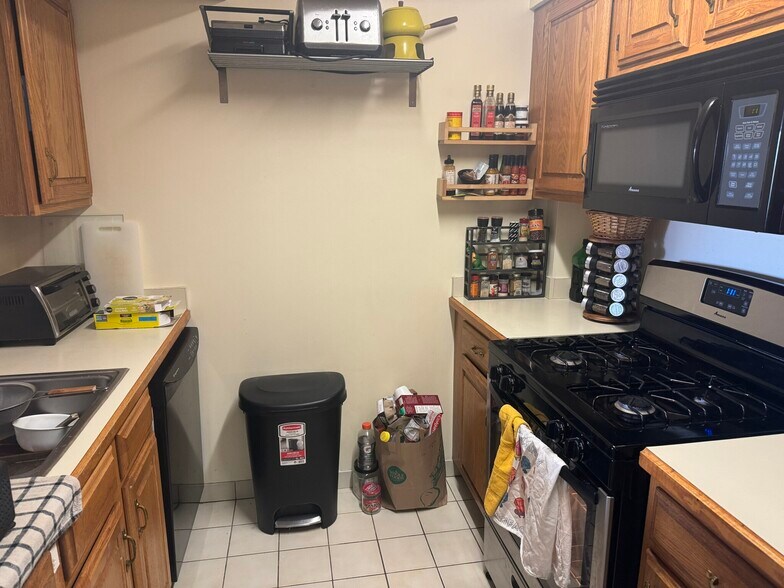 Building Photo - 153 Kelton St