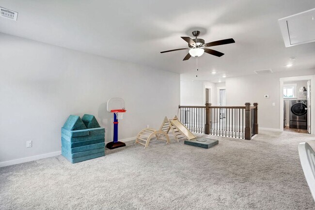 Building Photo - Spacious 4 bedroom 3 bath home with loft