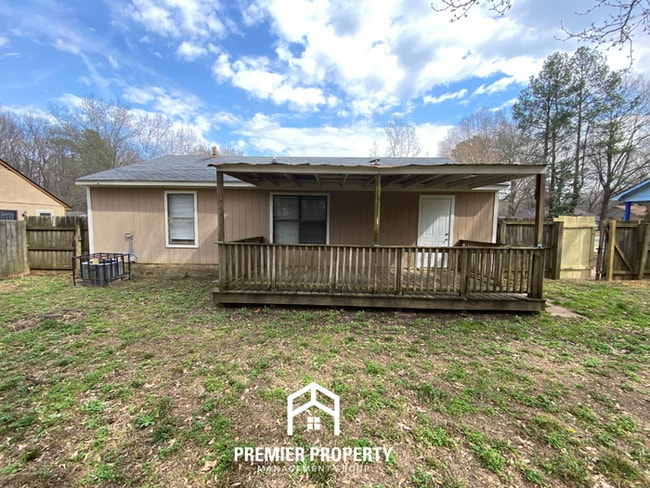 Building Photo - Charming 3BR Memphis Home with Hardwood Floors, Back Porch & Fenced Yard