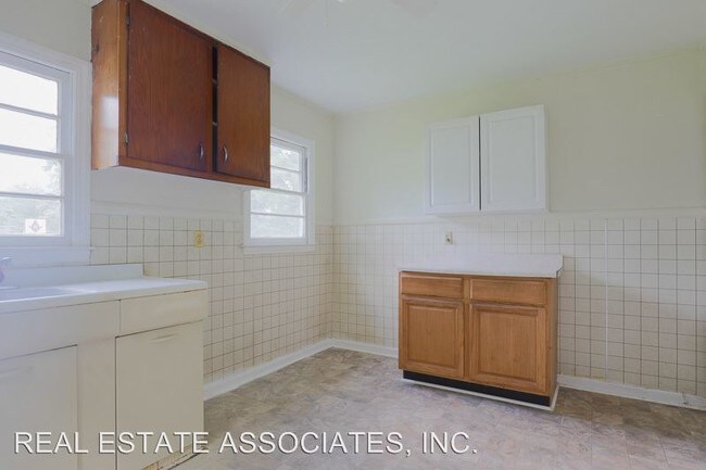 Building Photo - 3 br, 1.5 bath House - 217 Cook Road