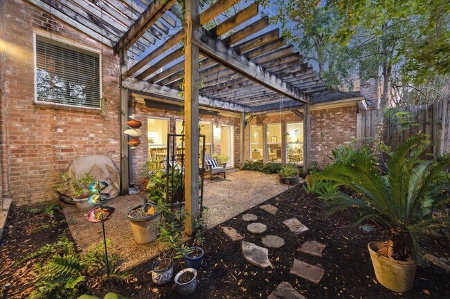 Building Photo - 1122 Daria Dr