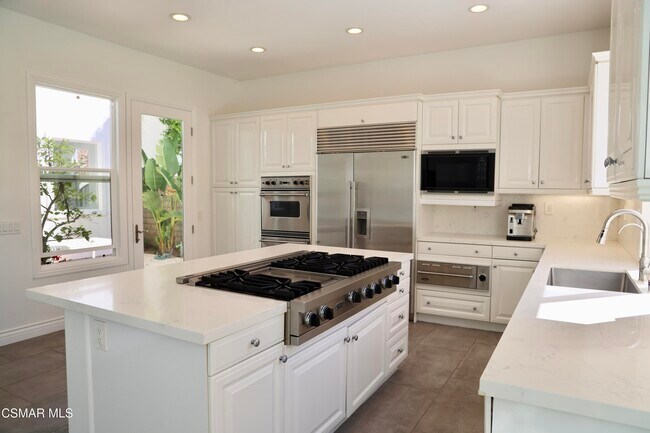 Building Photo - 6072 Mandeville Pl