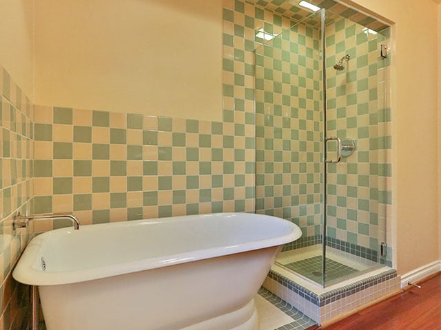 Building Photo - Spacious and Light Lake Oswego Home