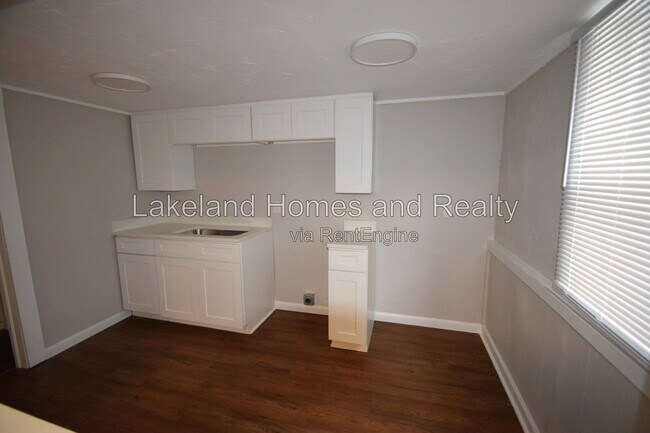 Building Photo - 906 Vistabula St