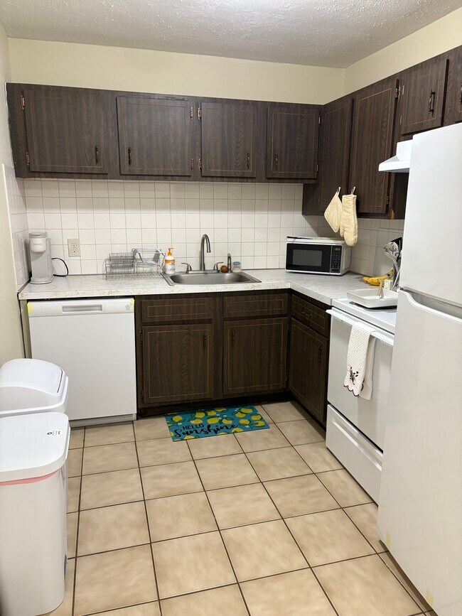 Building Photo - 65 Mayflower Ave