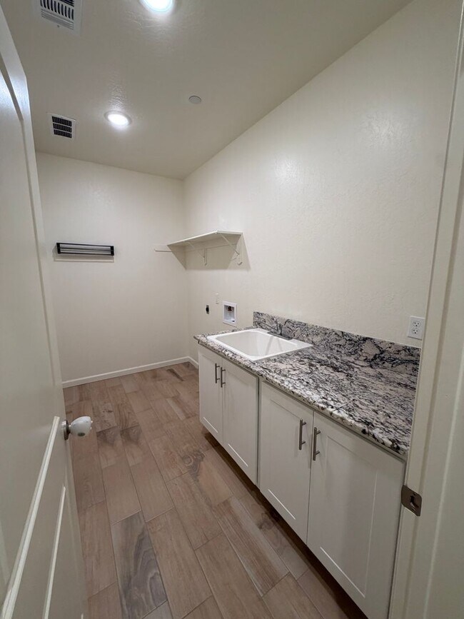 Building Photo - Beautiful Home for rent in Tulare!