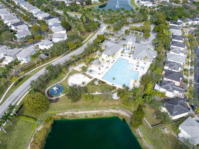 Building Photo - 139 NE 27th Terrace