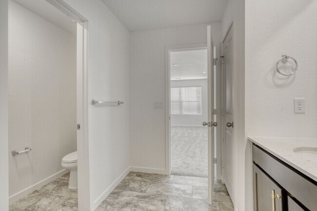 Building Photo - 3 Bedroom 3 Bath Home in Thornton Available Now!!